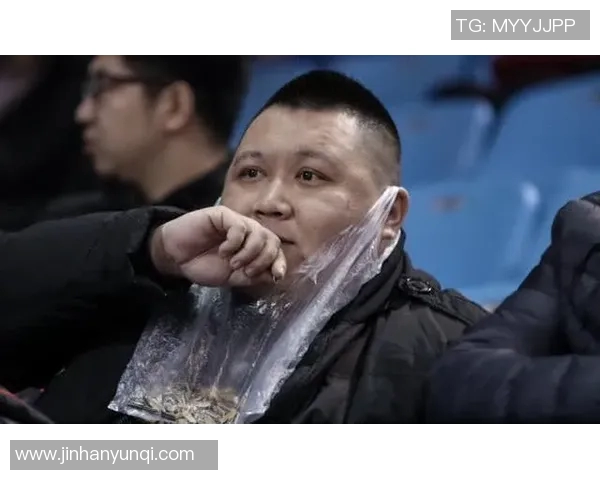 足球明星嗑瓜子趣味视频合集展现球场外的轻松一面与幽默时刻